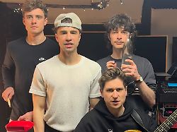 "Lasst es Wal-Salami regnen": Berliner Band sorgt mit "Sprengt den Wal"-Song für Wirbel